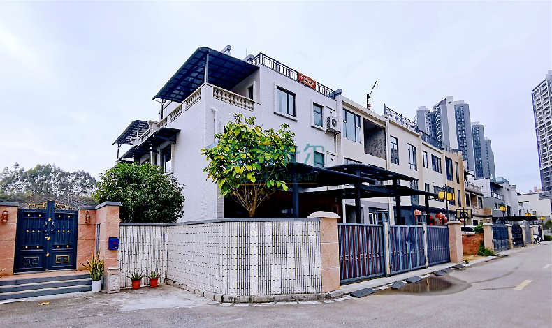 講真的，再高級的別墅，也經不住土氣的雨棚滿墻裝